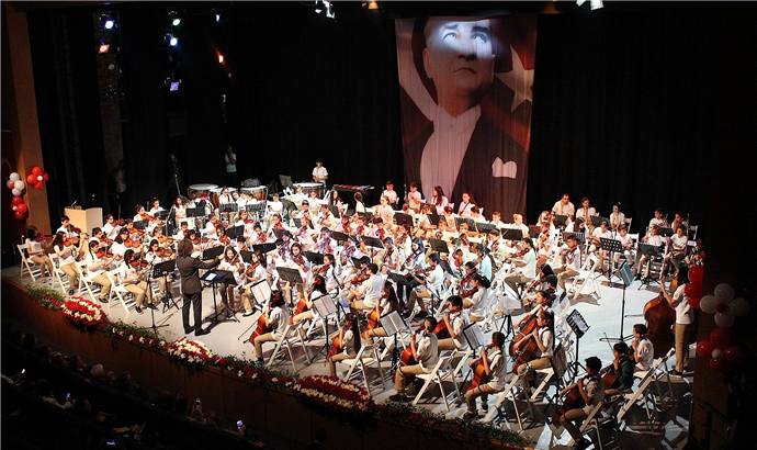 İnci Vakfı Çocuk Orkestrası'nın Cumhuriyet Bayramı konseri ayakta alkışlandı